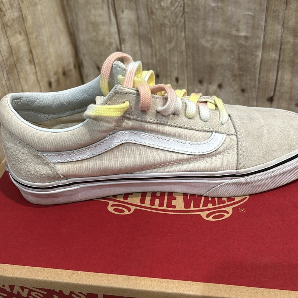 VANS Women’s 7.5 White Canvas & Suede Off the Wall sneakers - Picture 6 of 9
